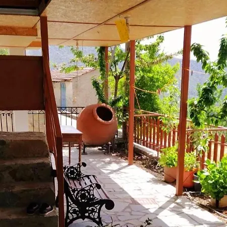 בית נופש Eleni Papagiorki Village House *